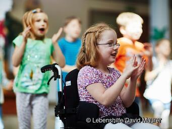 Kinder haben gemeinsam Spaß.