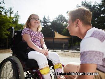Kind im Rollstuhl